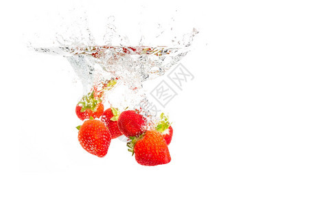 与白色背景隔绝的气泡一起在水下沉没的草莓抗氧化果主题复制空间图片