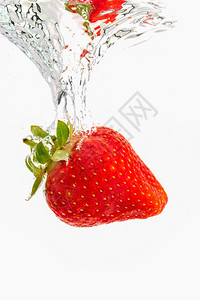 草莓在水下沉空气泡隔绝在白色背景上抗氧化水果主题草莓在水下沉没空气泡隔绝在白色背景上图片