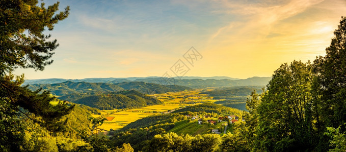 KitzeckimSaussal旅游目的地KitzeckSaussal日落期间在奥地利农村区葡萄园的秋色全景图片