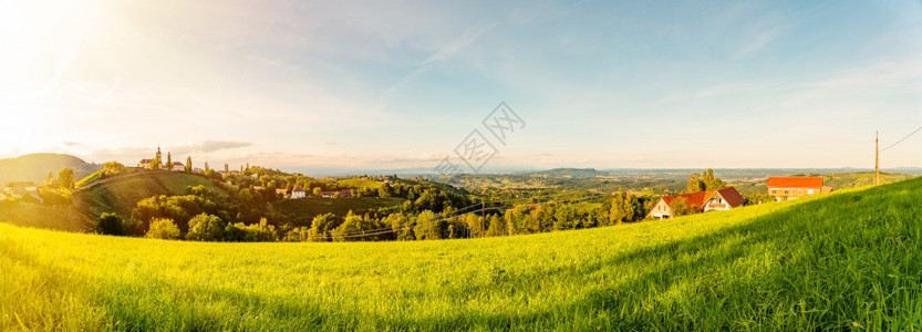 KitzeckimSaussal旅游目的地KitzeckSaussal日落期间在奥地利农村区葡萄园的秋色全景图片