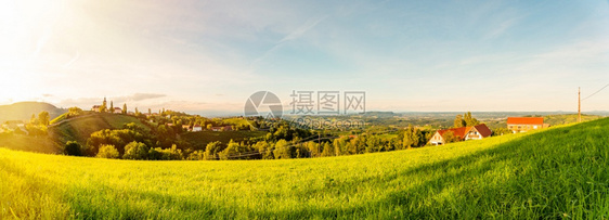 KitzeckimSaussal旅游目的地KitzeckSaussal日落期间在奥地利农村区葡萄园的秋色全景图片