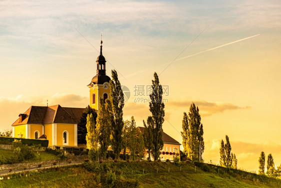 KitzeckimSaussal旅游目的地KitzeckSaussal日落期间在奥地利农村区葡萄园的秋色全景图片