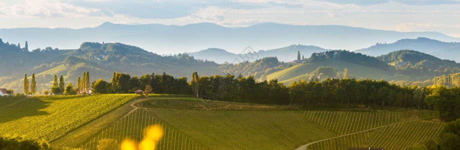 南施蒂里亚葡萄园地貌全景靠近奥地利加姆茨欧洲埃克伯格欧洲春季葡萄酒路的山旅游目的地点南施蒂里亚葡萄园地貌欧洲春季葡萄酒路的山景旅背景图片