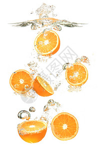 橙子水果在白色背景下掉入水花中健康的食物橙子水果在白色背景下落入水花中图片