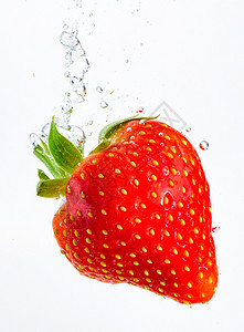 草莓在水底深处沉没果实在白底的清水中沉没抗氧化剂概念草莓在水底深处大量喷洒水果在白底的清中沉没图片