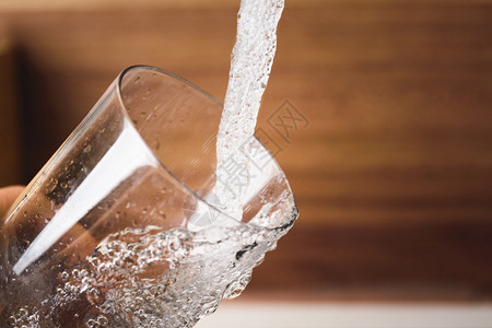 不锈钢厨房水龙头的倒杯饮用概念奥地利从山上纯净水奥地利从山上纯水图片