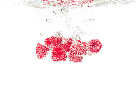 草莓随着气泡冲入清水晶中白底土上的孤立果实草莓冲入清水晶中气泡也冲入水晶清中图片