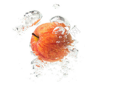 苹果在水中喷洒大量气泡产品照片图片