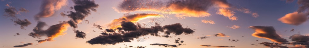 日落的天空背景和多彩的乌云天背景图片