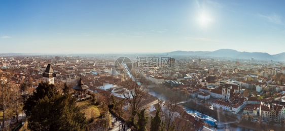 格拉茨奥地利施蒂里亚2019年月日格拉茨市城屋顶穆尔河和市中心施洛斯伯格山和钟塔的全景冬天太阳蓝旅行目的地格拉茨市全景城堡山施洛图片