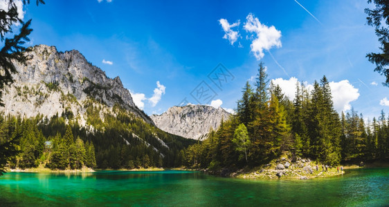 阿尔卑斯山湖全景称为绿GrunerSee访问旅游目的地方奥利施蒂里亚的Sunny夏季日奥地利施蒂里亚绿湖全景访问旅游目的地Gru图片