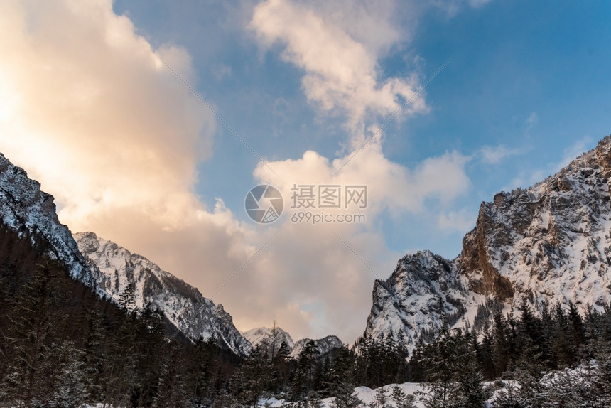 一个美丽的湖在奥地利被称为绿湖旅游目的地图片