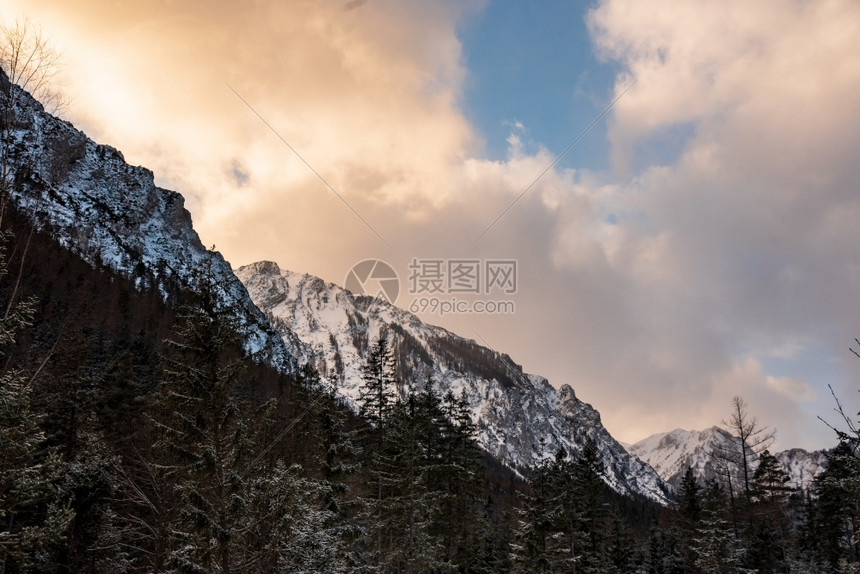 一个美丽的湖在奥地利被称为绿湖旅游目的地图片