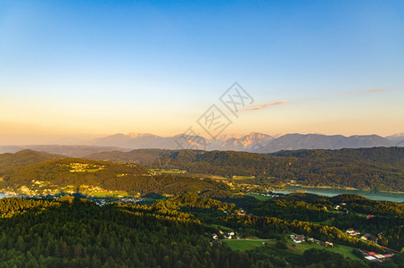 从Pyramidenkogel高塔查看森林和地区旅游目的Panorama湖和WorcherseeKarnten奥地利旅游点的山区图片