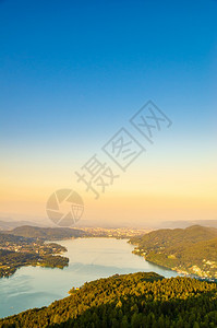 奥地利沃瑟西卡恩湖和山的全景图从湖上的金字塔塔和克拉根福地区俯瞰奥地利沃瑟塞卡滕旅游区全景湖和山图片