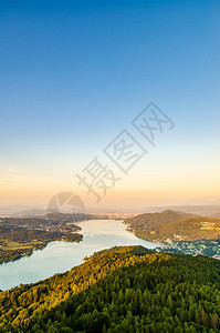 奥地利沃瑟西卡恩的湖泊和山脉从湖上的金字塔塔和克拉根福地区俯瞰奥地利沃瑟西卡滕湖山旅游区图片