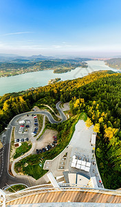 奥地利沃瑟西卡恩湖和山的全景图从Pyramidenkogel塔俯瞰该地区的Pyramidenkogellake和Klagenfu图片