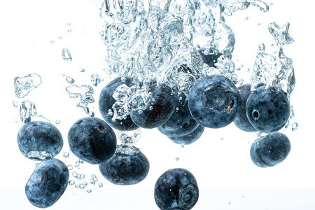 蓝莓沉入水中气泡是白色的图片
