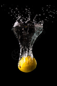 黑色背景的新鲜黄柠檬有很多气泡刷新概念图片