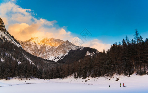 绿色湖的和平山景冬季冷冻湖日落时背景为山峰奥地利著名的旅游目地绿湖和平山景日落时冷冻湖背景为山峰图片