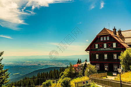 奥地利施蒂里亚州肖耶克尔山2019年8月7日奥地利施蒂里亚州特耶克勒山高小木屋和位于夏季格拉兹州附近高山地的餐馆山小木屋和位于夏图片