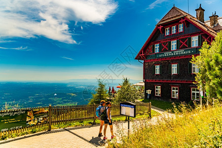 奥地利施蒂里亚州肖耶克尔山2019年8月7日奥地利施蒂里亚州特耶克勒山高小木屋和位于夏季格拉兹州附近高山地的餐馆山小木屋和位于夏图片