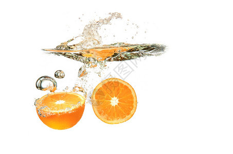 两种橙子水果在白色背景下落到水里两种橙子果在白色背景下落到水里图片