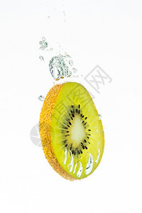 切片的kiwi水果喷洒孤立在白色背景上图片