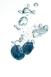 两只蓝莓冲入清水中图片