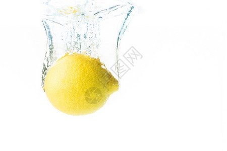 柠檬水果喷洒在白底孤立的柠檬水果上落到中沉柠檬果喷洒在黑底孤立的沉到水中图片