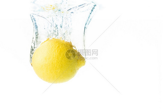 柠檬水果喷洒在白底孤立的柠檬水果上落到中沉柠檬果喷洒在黑底孤立的沉到水中图片