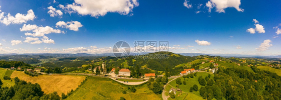 奥地利葡萄园景观南施蒂里亚的莱布尼茨地区葡萄酒国托斯卡纳等地和著名的旅游点绿山和有背景的葡萄园空中全景奥地利KitzeckimS图片