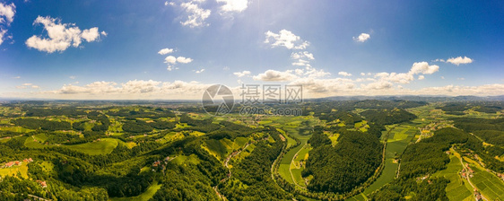 奥地利葡萄园景观南施蒂里亚的莱布尼茨地区葡萄酒国托斯卡纳等地和著名的旅游点绿山和有背景的葡萄园空中全景奥地利KitzeckimS图片