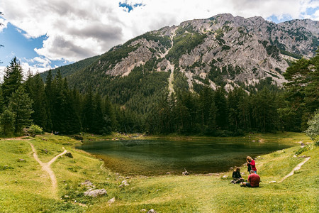 TragoessStyriaAustria1207一个美丽的湖叫做绿GrunerSee旅游点满是环湖走动的游客一个美丽的湖叫做奥图片