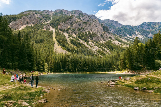 TragoessStyriaAustria1207一个美丽的湖叫做绿GrunerSee旅游点满是环湖走动的游客一个美丽的湖叫做奥图片