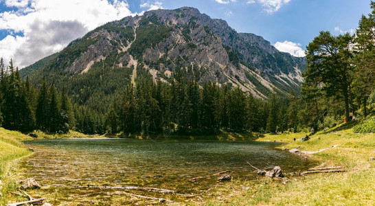 TragoessStyriaAustria1207一个美丽的湖叫做绿GrunerSee旅游点满是环湖走动的游客一个美丽的湖叫做奥图片