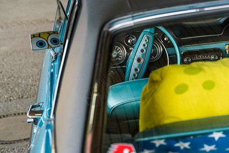 美国经典汽车蓝色涂料虚弱的镜像反射虚弱的图片