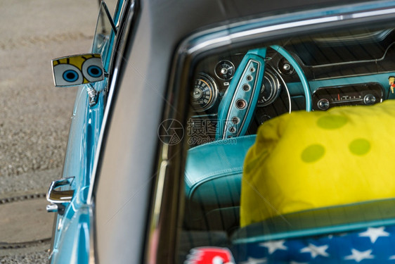 美国经典汽车蓝色涂料虚弱的镜像反射虚弱的图片