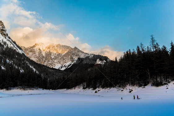 Gruner看到绿湖冬天寒冷的旅游点FrozenGruner看到绿湖奥地利旅游景点图片