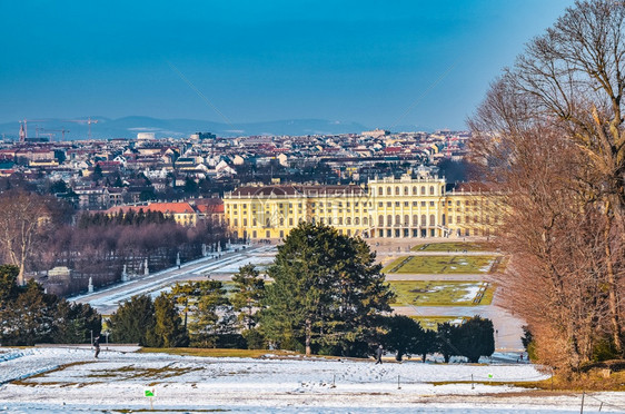 维也纳奥地利2013年月7日维也纳Schonbrunn宫殿2月冬季太阳从山丘后门和花园查看维也纳城市景图片