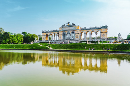 维也纳奥地利2013年4月日在山顶的宫殿花园Gloriette建筑的展望游客经过图片