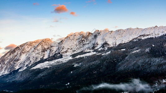奥地利施蒂里亚山奥地利斯提里亚山奥地利巴德米特尔多夫山度假胜地周围雪的景象图片