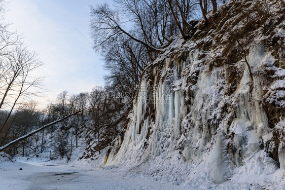 冰雪和大柱在悬崖上冬天极冷的温度在波兰RudawkaRymanowskaPodkarpacie冰雪和大块在悬崖上雪和大块在悬崖上图片