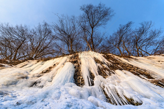 冰雪和大柱在悬崖上冬天极冷的温度在波兰RudawkaRymanowskaPodkarpacie冰雪和大块在悬崖上雪和大块在悬崖上图片