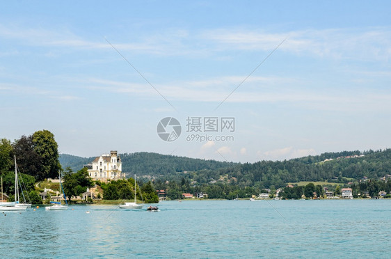 KlagenfurtCarinthiaAustria1907218Worcherse查看夏季山中湖边的松绿水享受暑假的旅游者图片