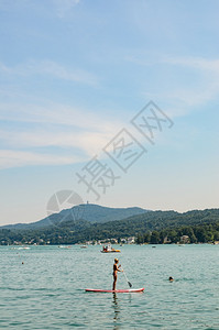 KlagenfurtCarinthiaAustria1907218Worcherse查看夏季山中湖边的松绿水享受暑假的旅游者图片