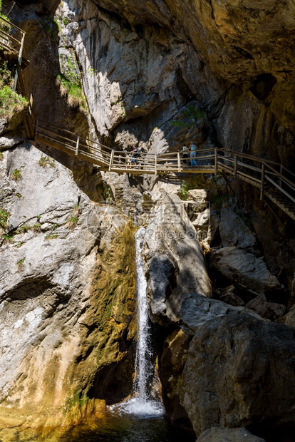 MixnitzBarenschutzklamm奥地利施蒂里亚州2017年5月8日施蒂里亚州的瀑布旅游景点Wooden桥上的登山路图片