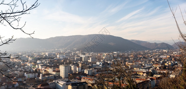 格拉茨施蒂里亚奥地利2019格拉茨市大全景城屋顶住宅区冬季太阳背景山脉蓝天旅行目的地图片