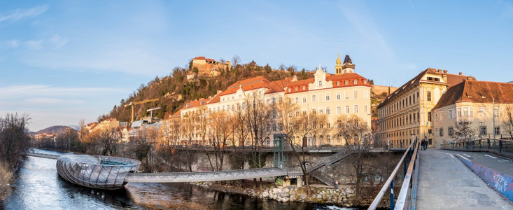 格拉茨施蒂里亚奥地利2019穆尔河全景桥上穆林塞尔的河全景桥上穆林塞尔有堡垒的施洛斯山和时到的乌鲁特尔姆Uhrturm的旅行目地图片