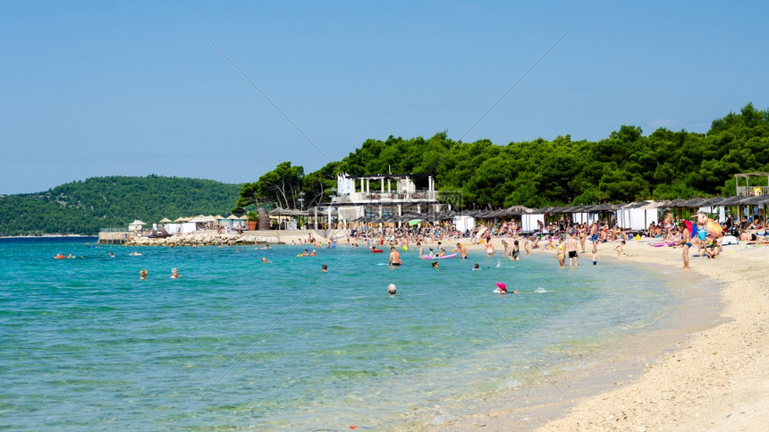 Sibenikdalmatia克罗地亚14年7月3日 克罗地亚sibenik海滩soloris度假胜地概览充满了享受阳光和海洋高清图片下载 正版图片 摄图网